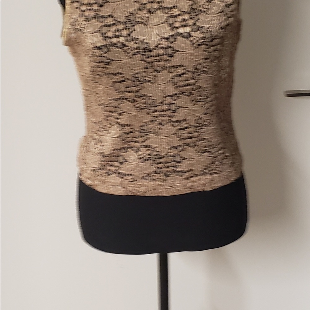Lace top. - Picture 3 of 4